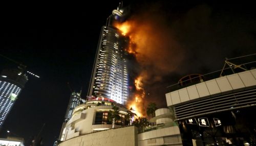 Пламя охватило жилой небоскреб в ОАЭ, есть пострадавшие