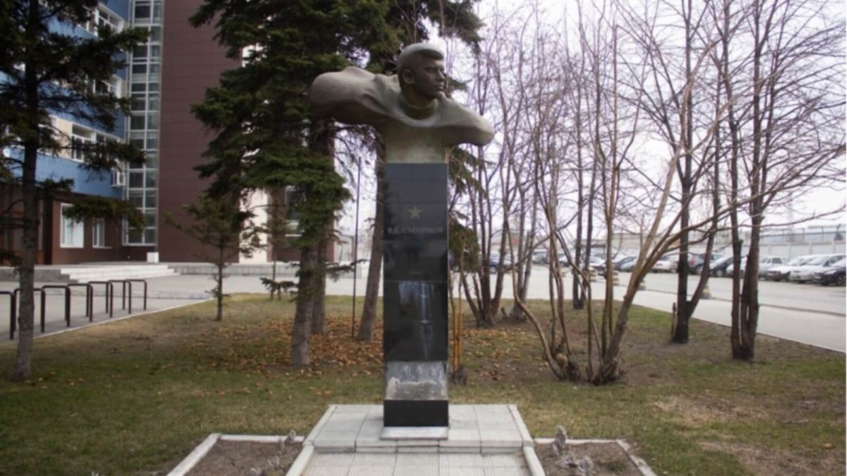 Кому из героев Великой Отечественной войны установлены бюсты на улицах Барнаула