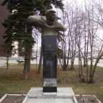 Кому из героев Великой Отечественной войны установлены бюсты на улицах Барнаула