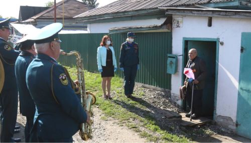 Выезд на дом: как оркестр МЧС поздравлял алтайских ветеранов с юбилеем Победы
