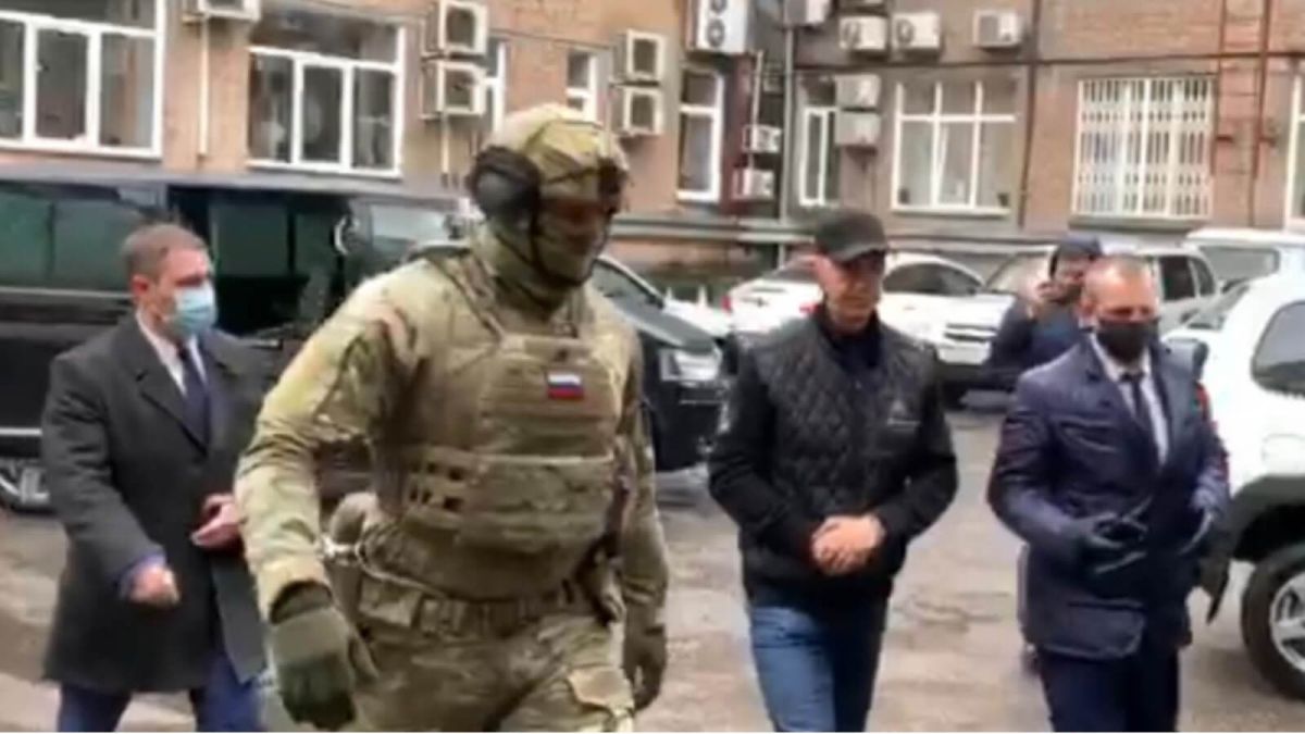 СК показал видео задержания подозреваемого в убийстве экс-депутата Быкова