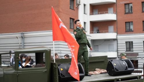 Под окнами барнаульского ветерана вокальная бригада спела песни на грузовике