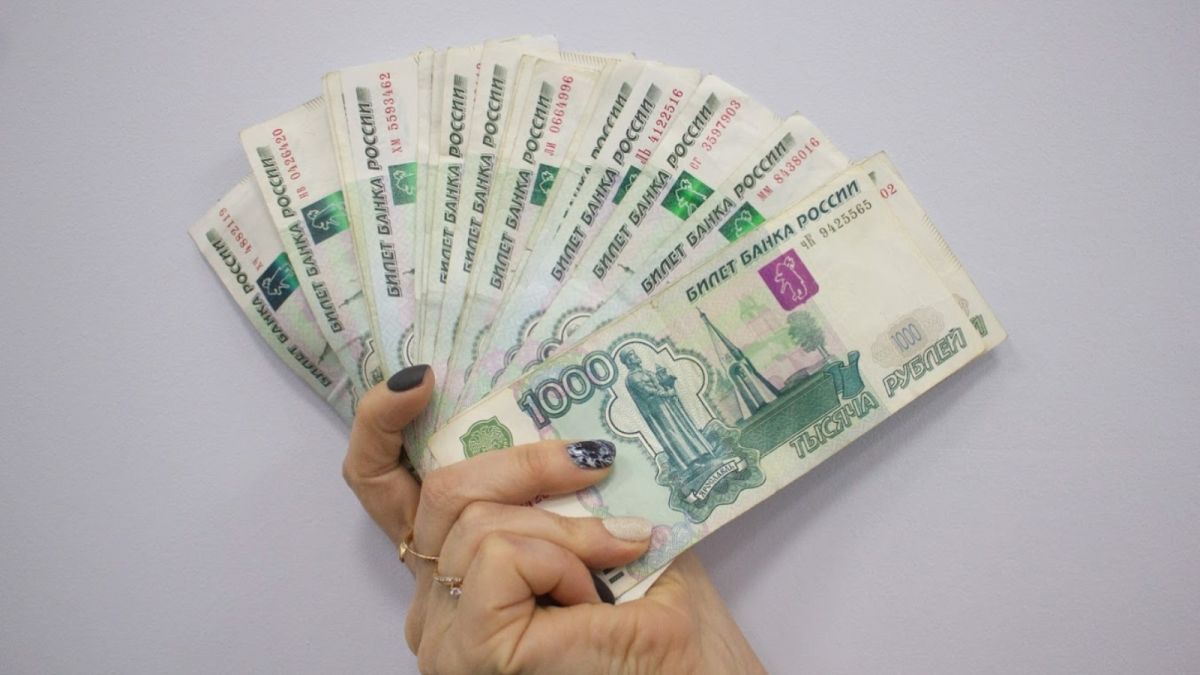 "Копеечка" в семейный бюджет: сколько зарабатывают жены алтайских депутатов