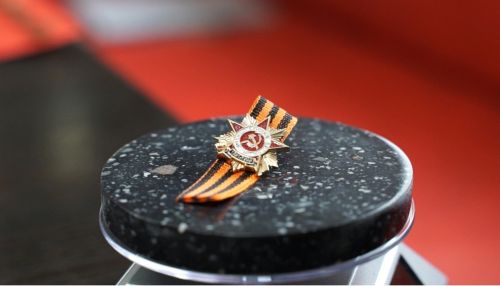 Барнаульский завод сделал тысячу памятных значков ко Дню Победы