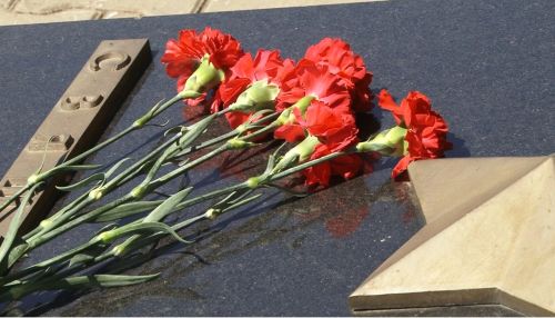 Барнаульцы возлагают цветы у Мемориала Славы на площади Победы