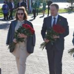 Краевые власти возложили цветы к Мемориалу Славы в Барнауле