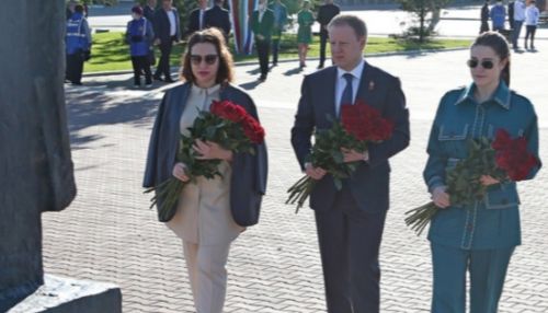 Краевые власти возложили цветы к Мемориалу Славы в Барнауле