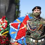 Память дороже: десятки людей пришли утром 9 Мая на мемориал Победы в Барнауле