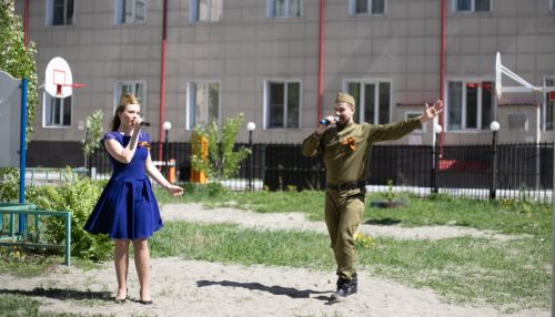 Как прошел мини-концерт для ветеранов войны во дворах Барнаула. Фоторепортаж