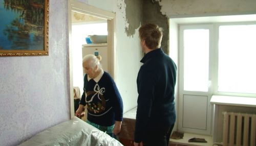 Пенсионерка из Новоалтайска живет в сырости и не может добиться ремонта крыши
