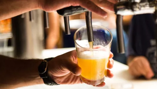 Пивная Россия крепчает: сколько и какого алкоголя пьют жители страны и Сибири