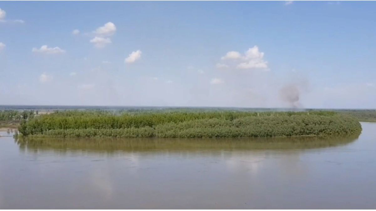 Столб дыма: поля снова горят за рекой Обь в Барнауле