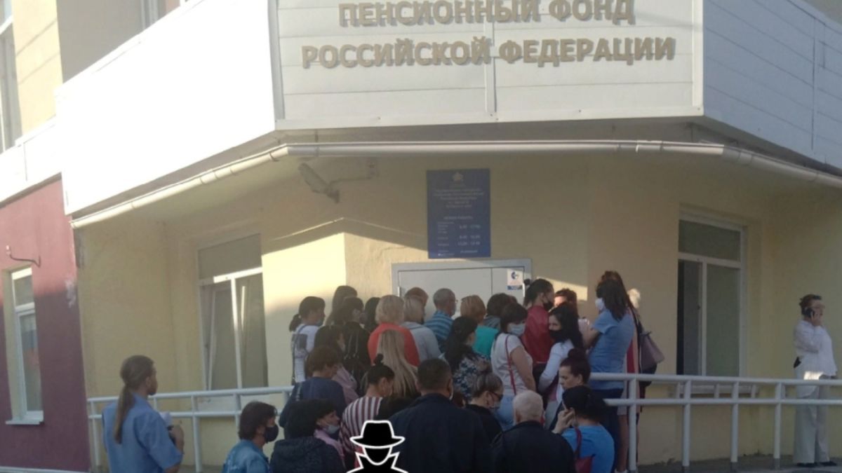 Барнаульцы "штурмуют" Пенсионный фонд, чтобы оформить детские пособия