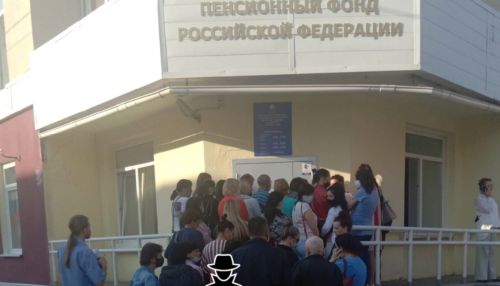 Барнаульцы штурмуют Пенсионный фонд, чтобы оформить детские пособия