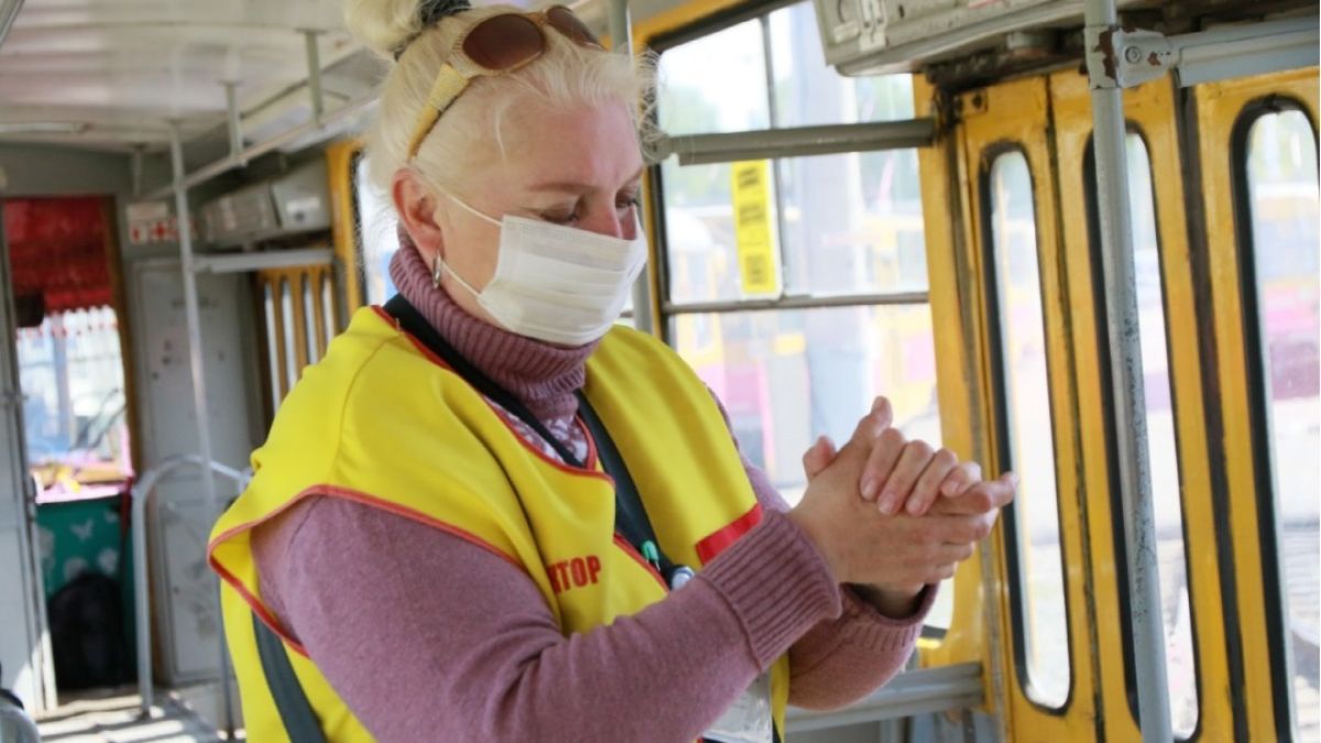 Как соблюдают масочный режим и санитарные нормы в трамваях Барнаула