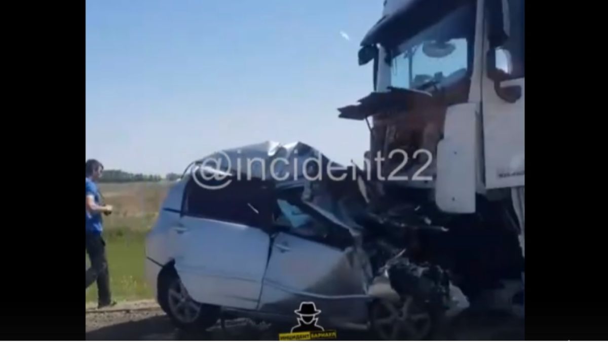 Водитель иномарки погиб в лобовом ДТП с фурой на алтайской трассе 