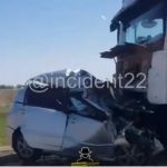 Водитель иномарки погиб в лобовом ДТП с фурой на алтайской трассе