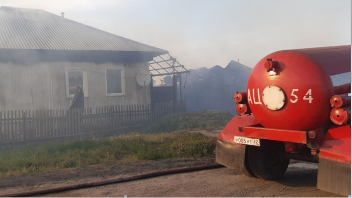 Взрывались баллоны с газом: серьезный пожар случился в алтайском селе Тюменцево