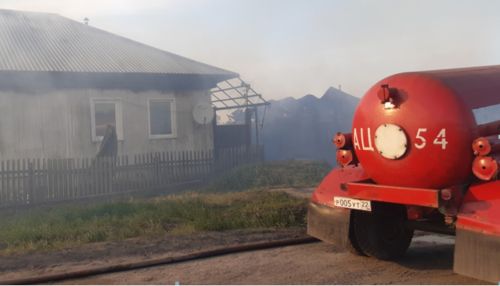 Взрывались баллоны с газом: серьезный пожар случился в алтайском селе Тюменцево