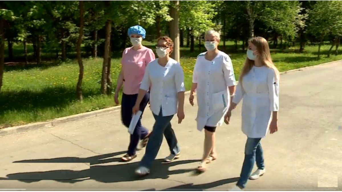 "Тоже боялись": медсестры "красной зоны" госпиталя Барнаула рассказали о работе