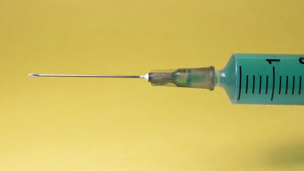 Эпидемиолог назвал сроки регистрации вакцины от COVID в России