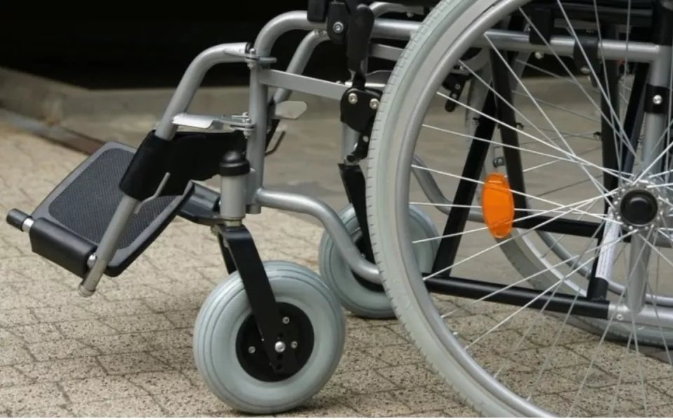 Барнаулец сел за кражу и поджог инвалидной коляски