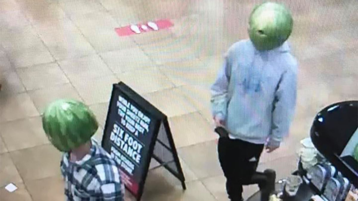 Два американца с арбузами на голове обчистили магазин
