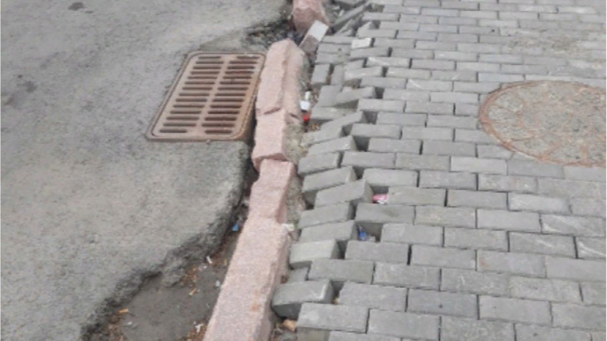 Новый тротуар из брусчатки "поехал" в районе "Старого базара" в Барнауле