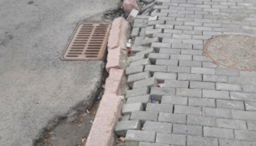 Новый тротуар из брусчатки поехал в районе Старого базара в Барнауле