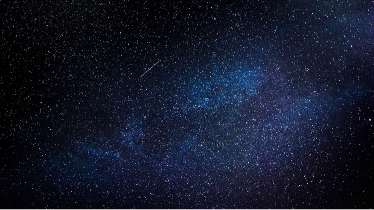 "Словно включили фонарь": в небе над Сибирью пролетел метеорит 