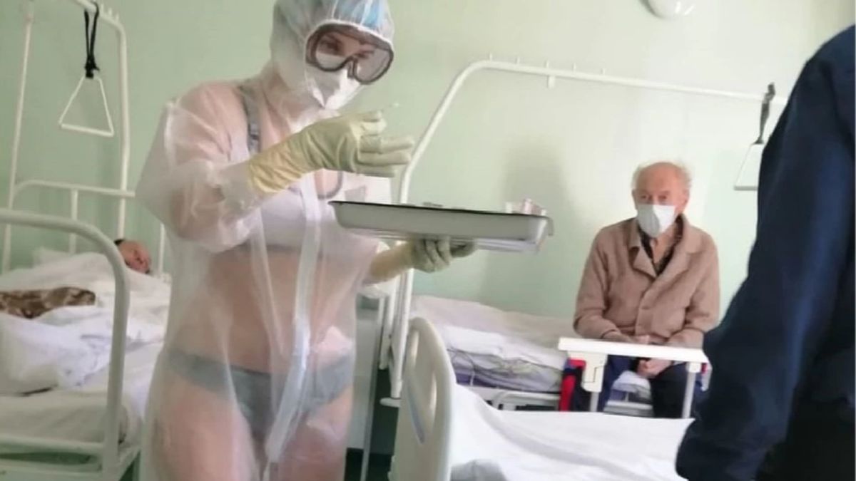 Российская медсестра в купальнике под прозрачным костюмом стала звездой соцсетей