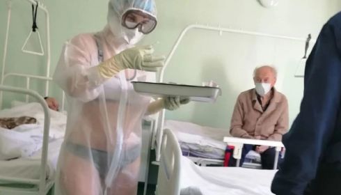 Российская медсестра в купальнике под прозрачным костюмом стала звездой соцсетей