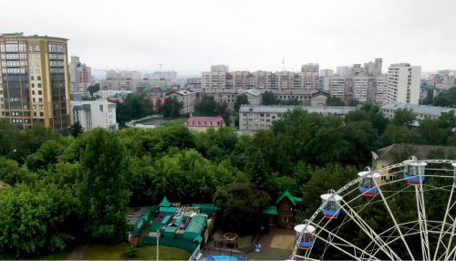 Многоэтажка вместо сквера: на Сахарова вновь пытаются застроить зелёную зону