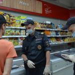 Полицейские проверяют, как барнаульцы соблюдают масочный режим
