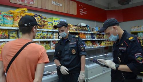 Полицейские проверяют, как барнаульцы соблюдают масочный режим