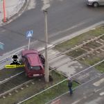 В Барнауле автомобиль вылетел на трамвайные пути, сбив знак пешеходного перехода