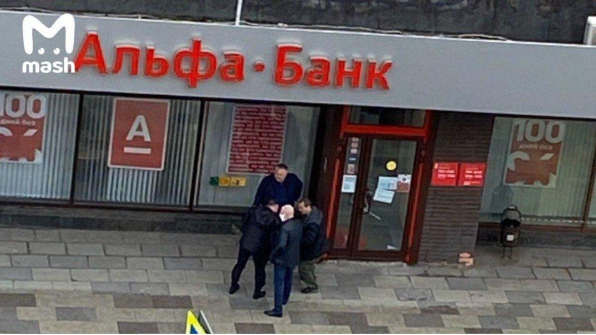 Захватчика банка в Москве взяли штурмом - момент попал на видео заложника