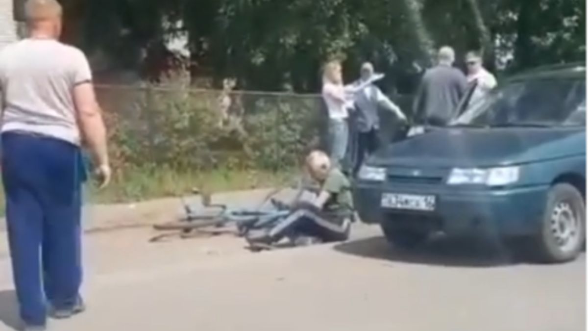 В Барнауле автомобиль сбил пожилого велосипедиста у "пешеходника"