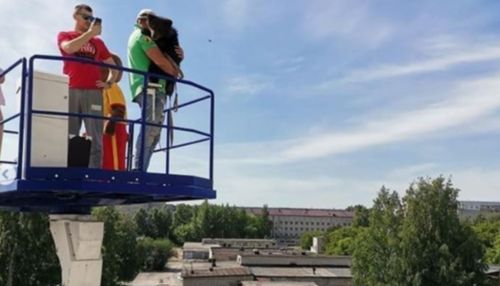 Юных пациентов ковидного госпиталя в Барнауле порадовали встречей с медвежонком