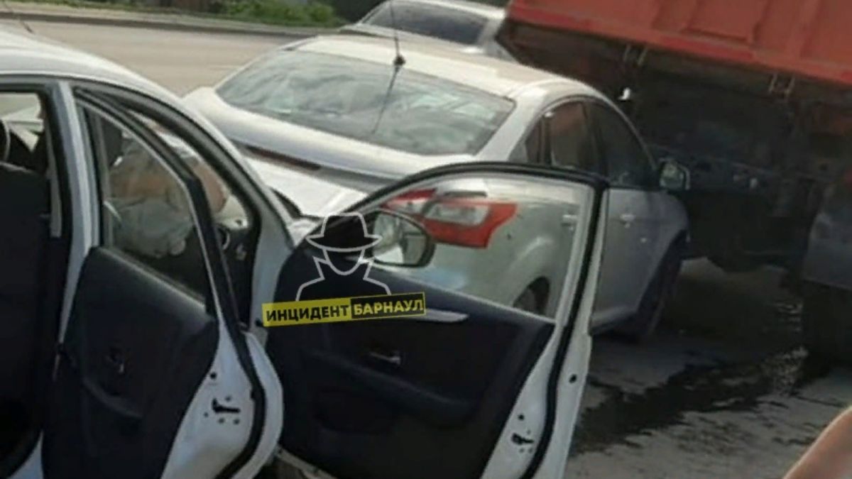 Утро добрым не бывает: в Барнауле три автомобиля пострадали в ДТП