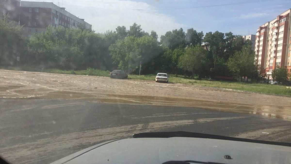 "Плывем": в Барнауле случился настоящий потоп из-за сильного порыва