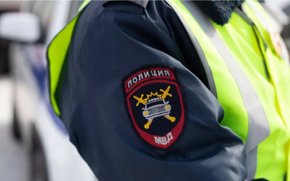 В Барнауле машину остановили за превышение скорости и нашли внутри наркотики и оружие