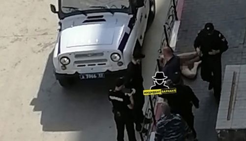 Голый парень бегал во дворе многоэтажного дома в Барнауле