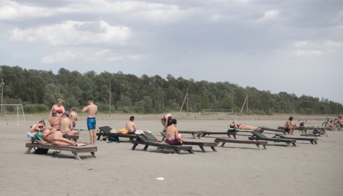 Барнаульцы не стали дожидаться открытия сезона и рванули на городской пляж