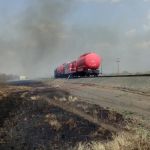 В Алтайском крае раздутый ураганным ветром пожар на станции тушили с поезда