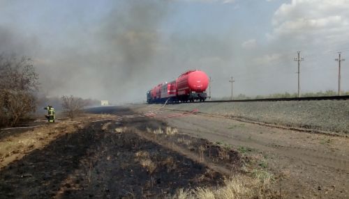 В Алтайском крае раздутый ураганным ветром пожар на станции тушили с поезда