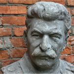 Потрогали – холодное: на субботнике в Бийске случайно откопали бюст Сталина