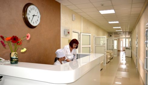 Пациент в барнаульской больнице РЖД заразил восемь сотрудников и шесть больных