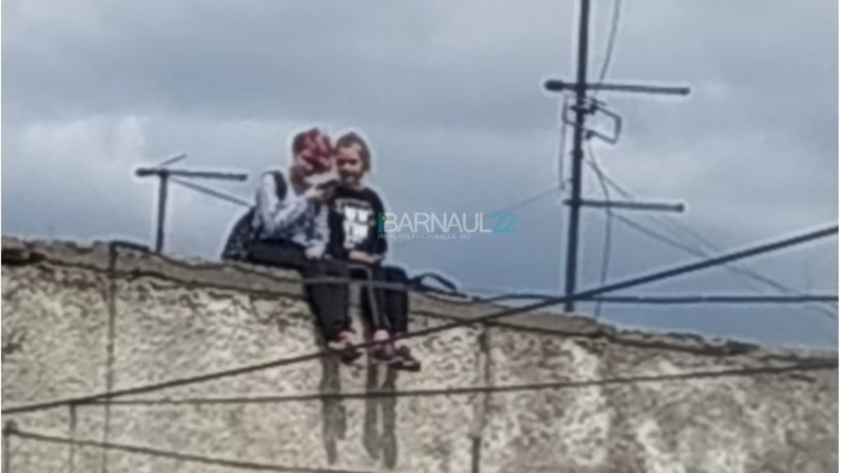 Две школьницы развлекались на крыше девятиэтажки в Барнауле
