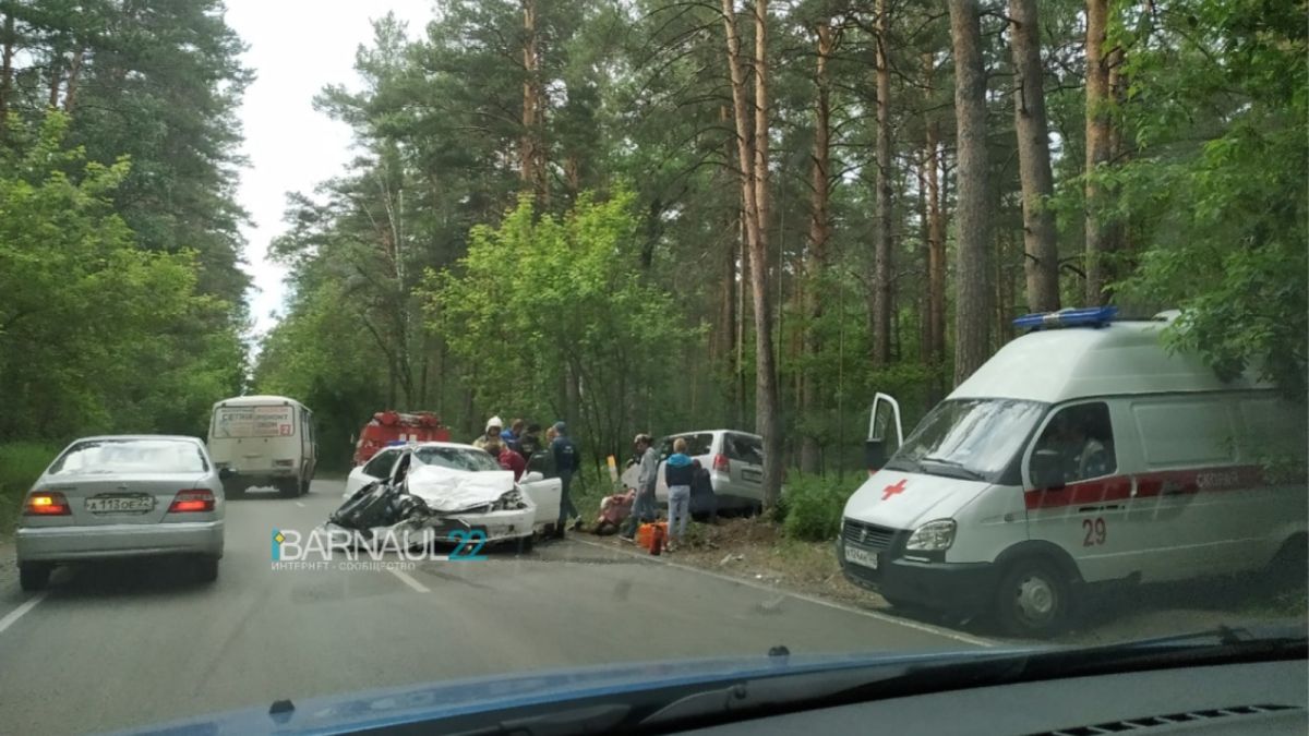 Пострадал ребенок: в полиции рассказали подробности лобового ДТП в Барнауле